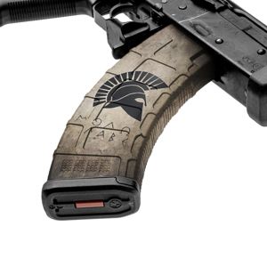 GunSkins® prémiový vinylový skin na zásobník AK-47 – GS® Molon Labe Tan™ (Barva: GS® Molon Labe Tan™)